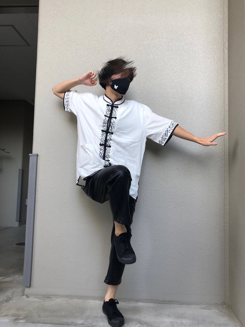 ブラック系のスニーカー、ブラック系のその他パンツ、ホワイト系のトップスを着用したメンズの秋コーディネートの2枚目の写真