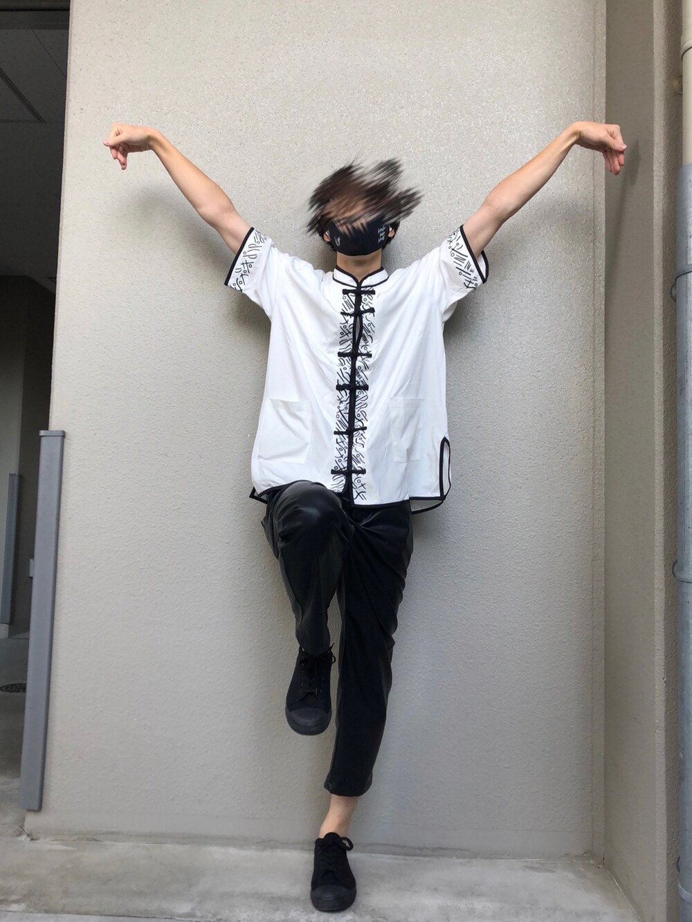 ブラック系のスニーカー、ブラック系のその他パンツ、ホワイト系のトップスを着用したメンズの秋コーディネートの3枚目の写真