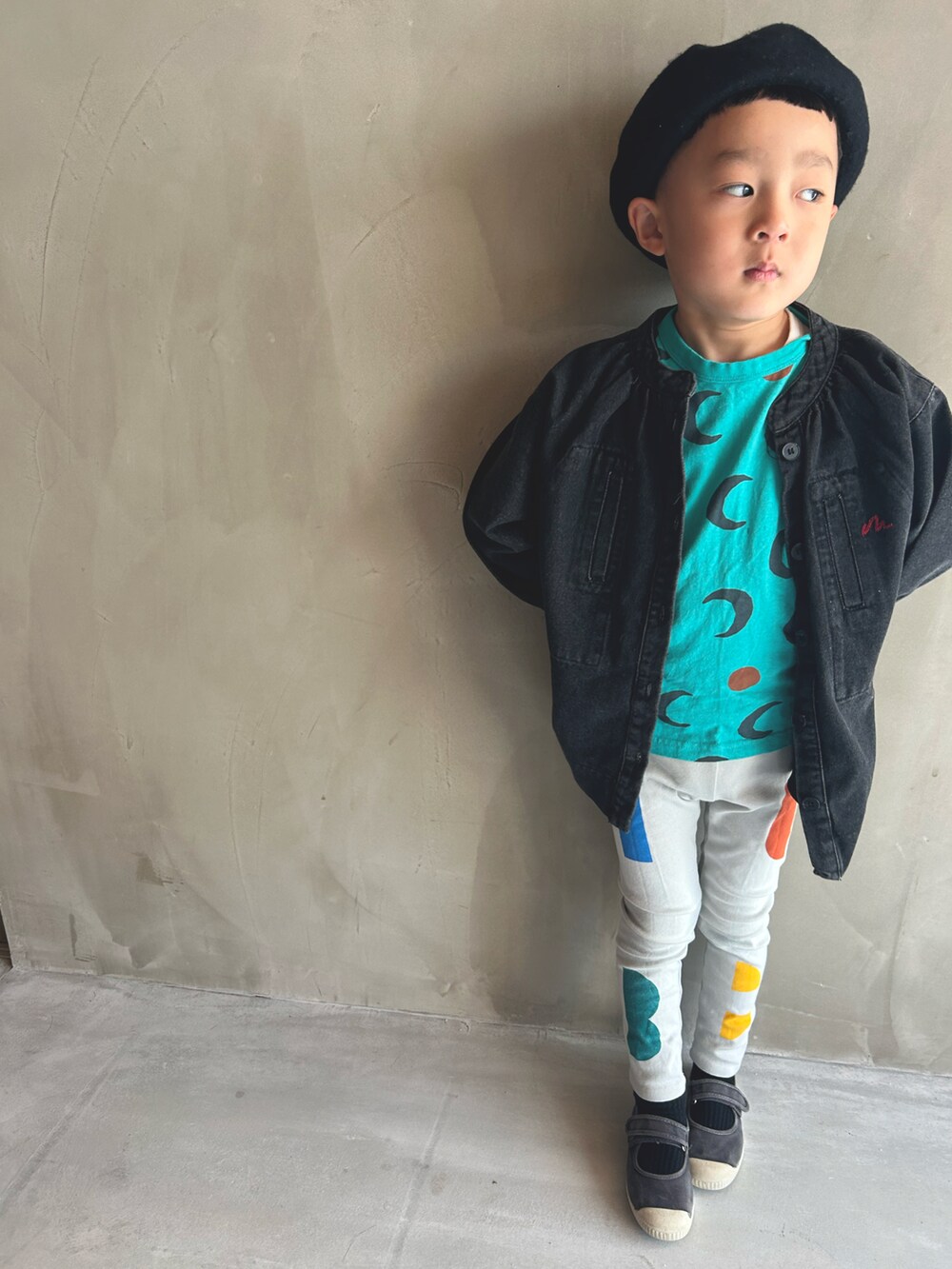 グリーン系のTシャツ/カットソー、ブルー系のパンツ、グレー系のスニーカーを着用したキッズの冬コーディネートの3枚目の写真