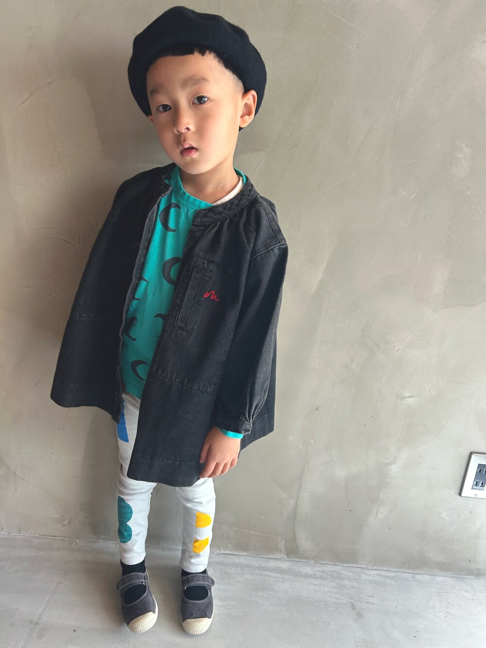 グリーン系のTシャツ/カットソー、ブルー系のパンツ、グレー系のスニーカーを着用したキッズの冬コーディネートの2枚目の写真