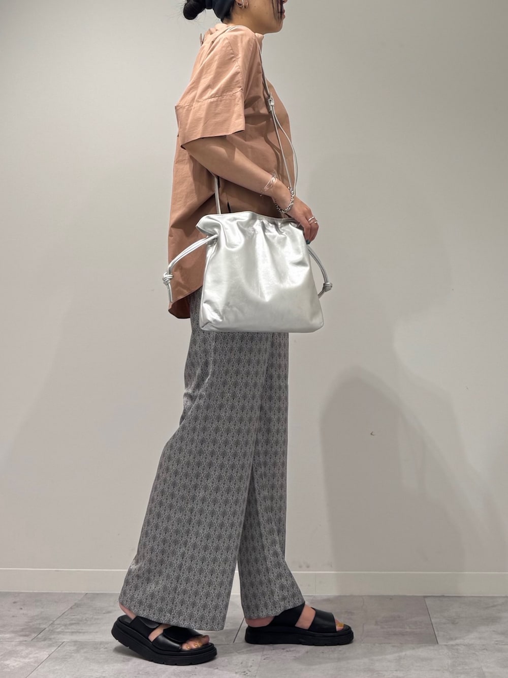 シルバー系のショルダーバッグ、ピンク系のシャツ/ブラウス、ベージュ系のその他パンツを着用したレディースの夏コーディネートの2枚目の写真