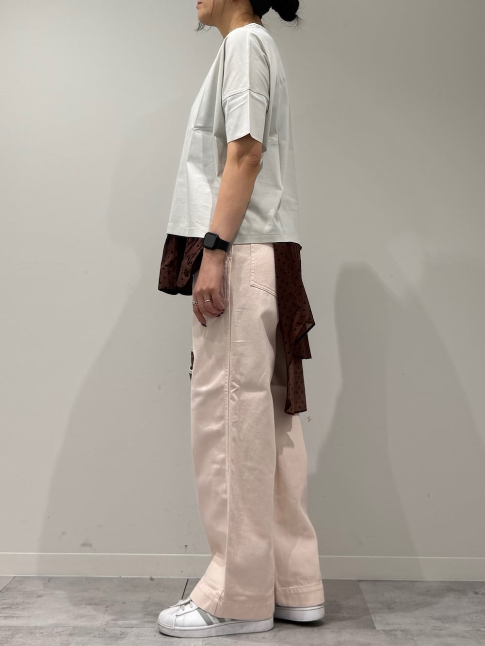 ブラウン系のかごバッグ、ピンク系のその他パンツ、ブラウン系のシャツ/ブラウスを着用したレディースの春コーディネートの5枚目の写真