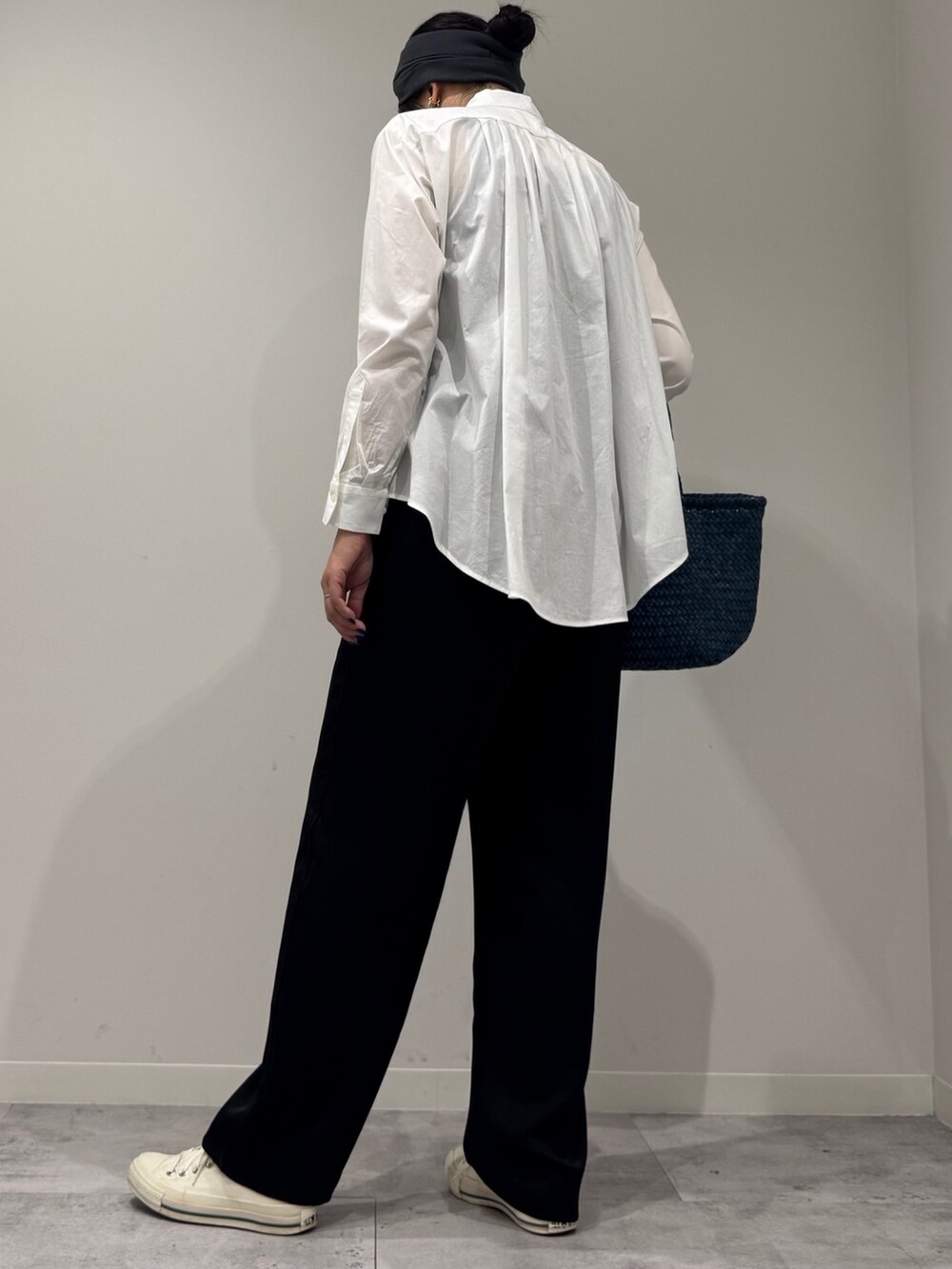 ブルー系のトートバッグ、ブラック系のその他パンツ、ホワイト系のシャツ/ブラウスを着用したレディースの秋コーディネートの4枚目の写真