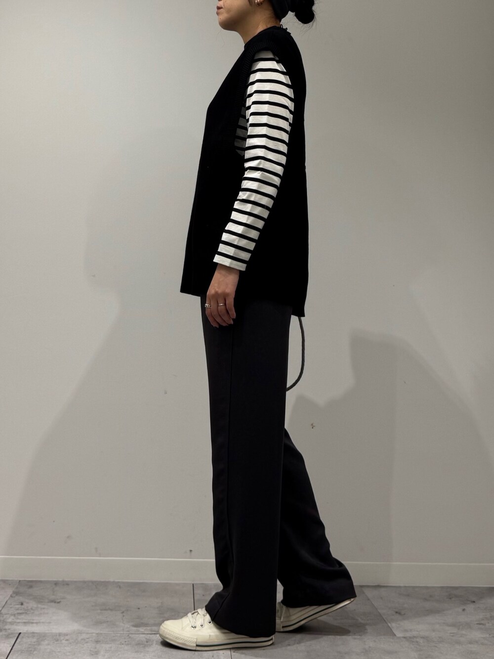 ベージュ系のトートバッグ、ブラック系のその他パンツ、ブラック系のTシャツ/カットソーを着用したレディースの秋コーディネートの5枚目の写真