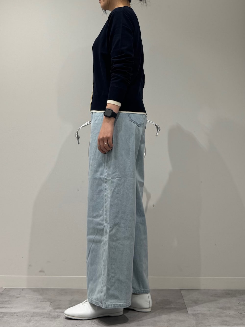 シルバー系のショルダーバッグ、ブルー系のデニムパンツ、ブルー系のカーディガン/ボレロを着用したレディースの春コーディネートの5枚目の写真