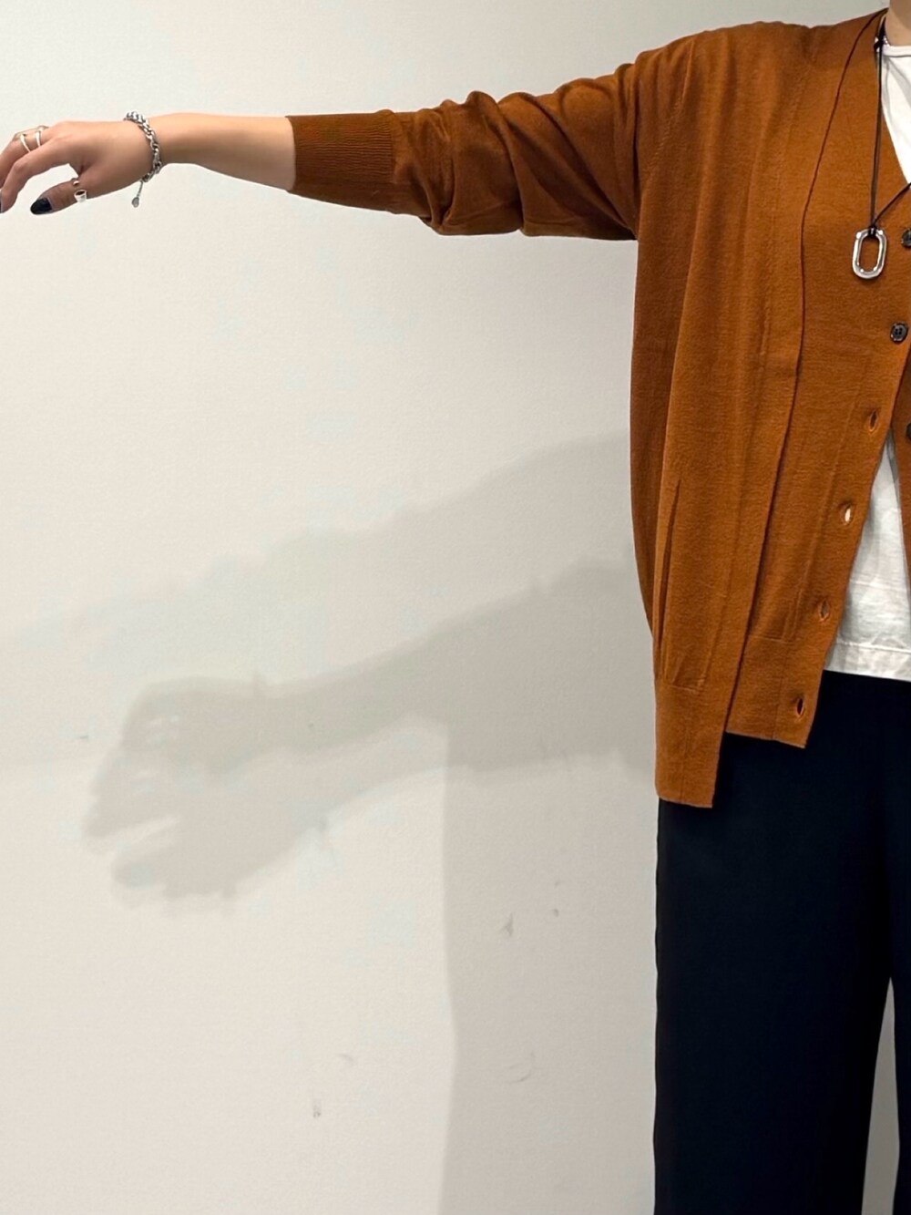 ブラック系のその他パンツ、ブラウン系のカーディガン/ボレロ、グレー系のTシャツ/カットソーを着用したレディースの秋コーディネートの7枚目の写真