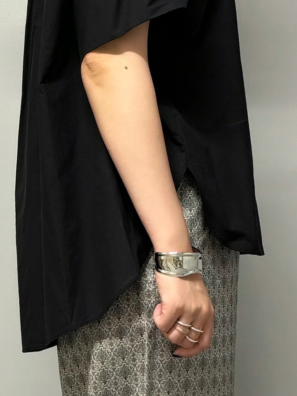 ブラック系のシャツ/ブラウス、ブルー系のその他パンツ、ブラック系のサンダルを着用したレディースの夏コーディネートの5枚目の写真