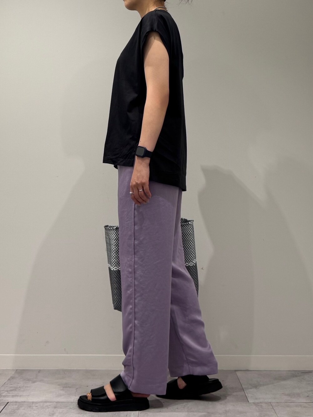 グレー系のTシャツ/カットソー、シルバー系のかごバッグ、ブラック系のサンダルを着用したレディースの夏コーディネートの5枚目の写真