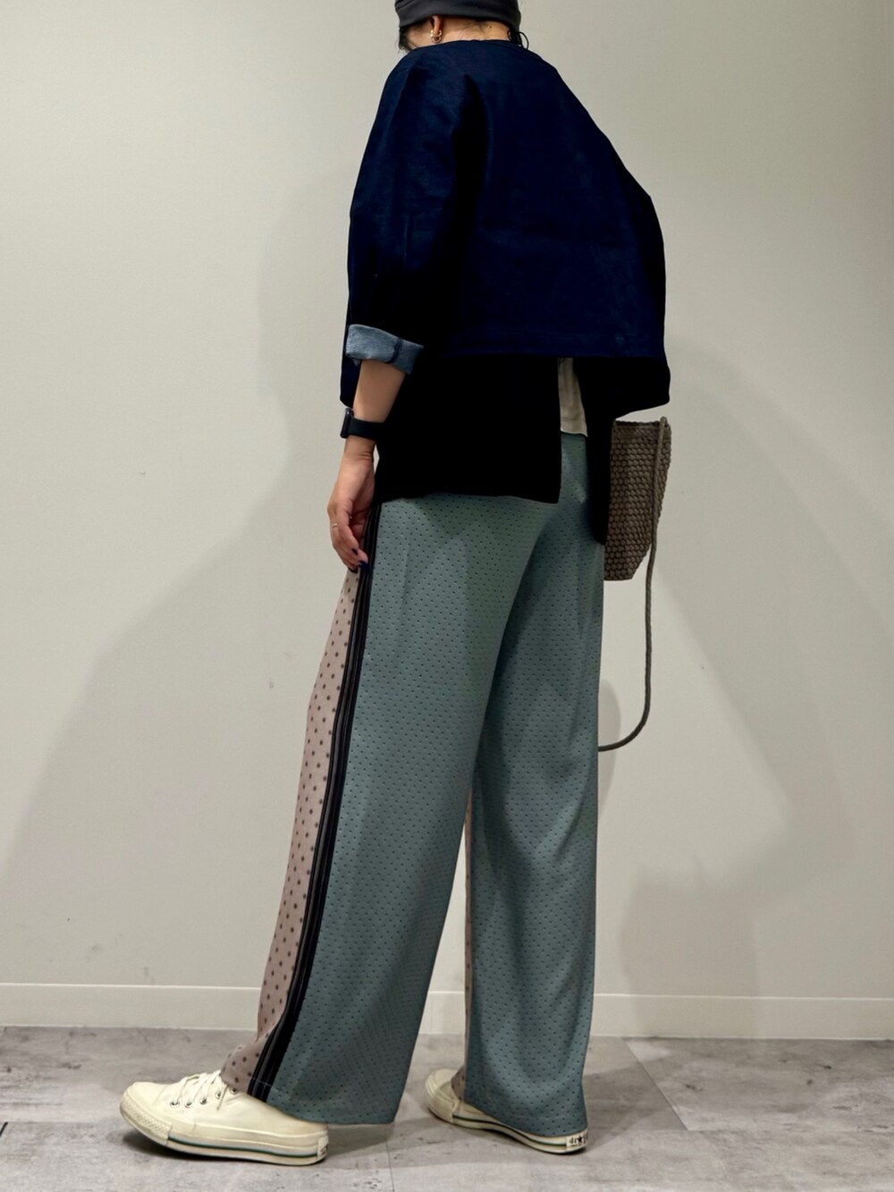 ブラック系のベスト、ベージュ系のトートバッグ、ベージュ系のその他パンツを着用したレディースの秋コーディネートの4枚目の写真