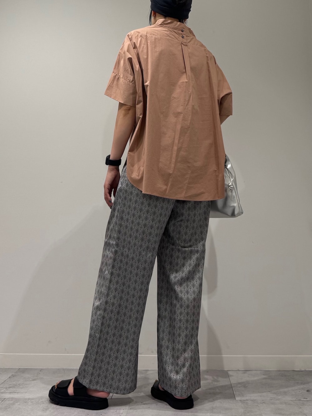 シルバー系のショルダーバッグ、ピンク系のシャツ/ブラウス、ベージュ系のその他パンツを着用したレディースの夏コーディネートの4枚目の写真