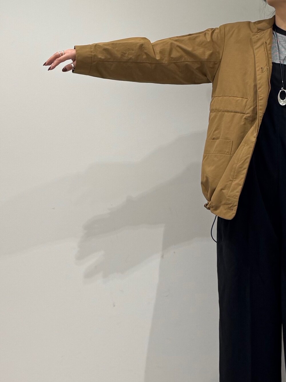 ブラウン系のトートバッグ、ブラック系のサロペット/オーバーオール、ブラック系のローファーを着用したレディースの秋コーディネートの6枚目の写真