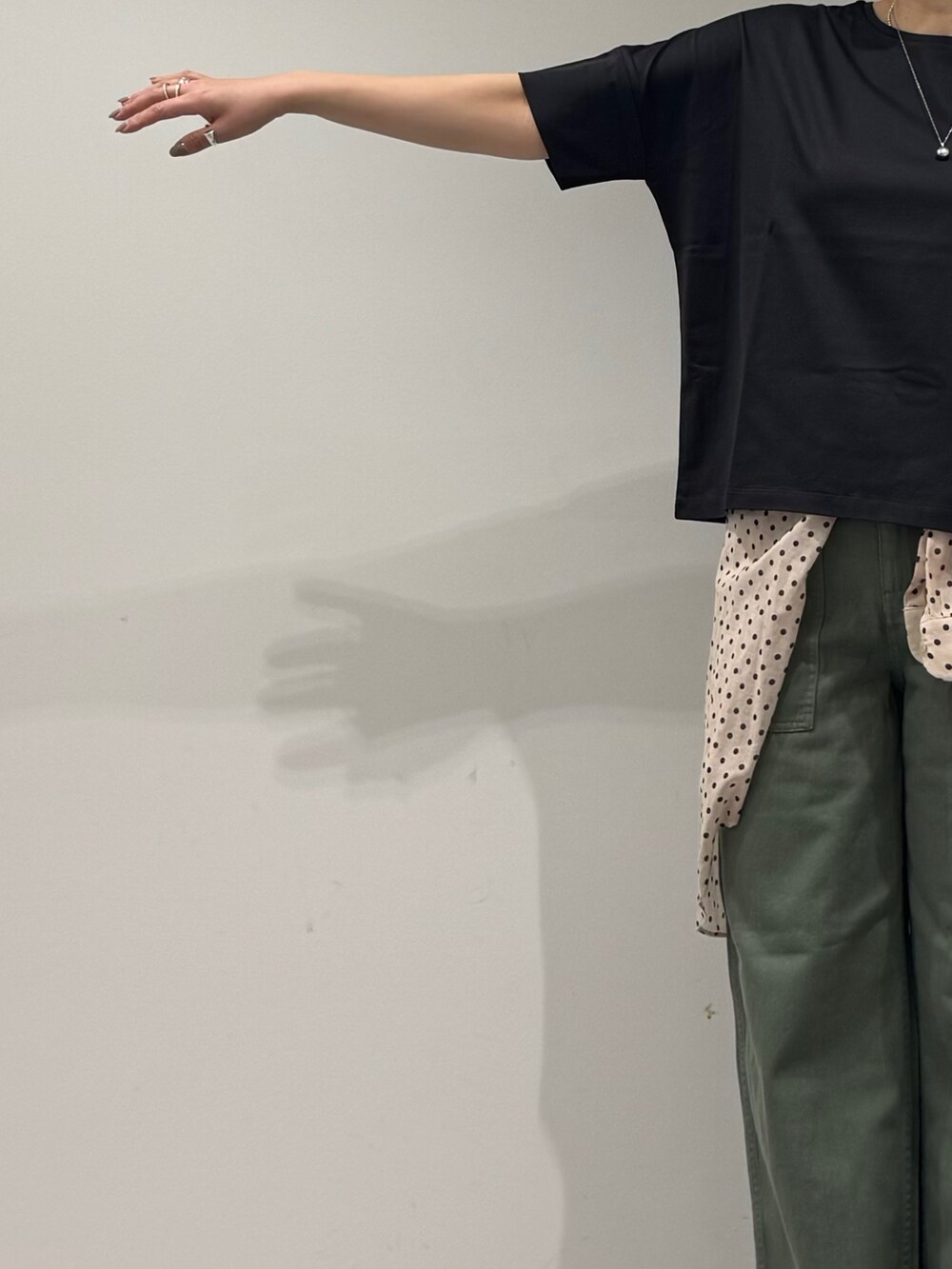 グレー系のトートバッグ、グリーン系のその他パンツ、シルバー系のサンダルを着用したレディースの春コーディネートの6枚目の写真