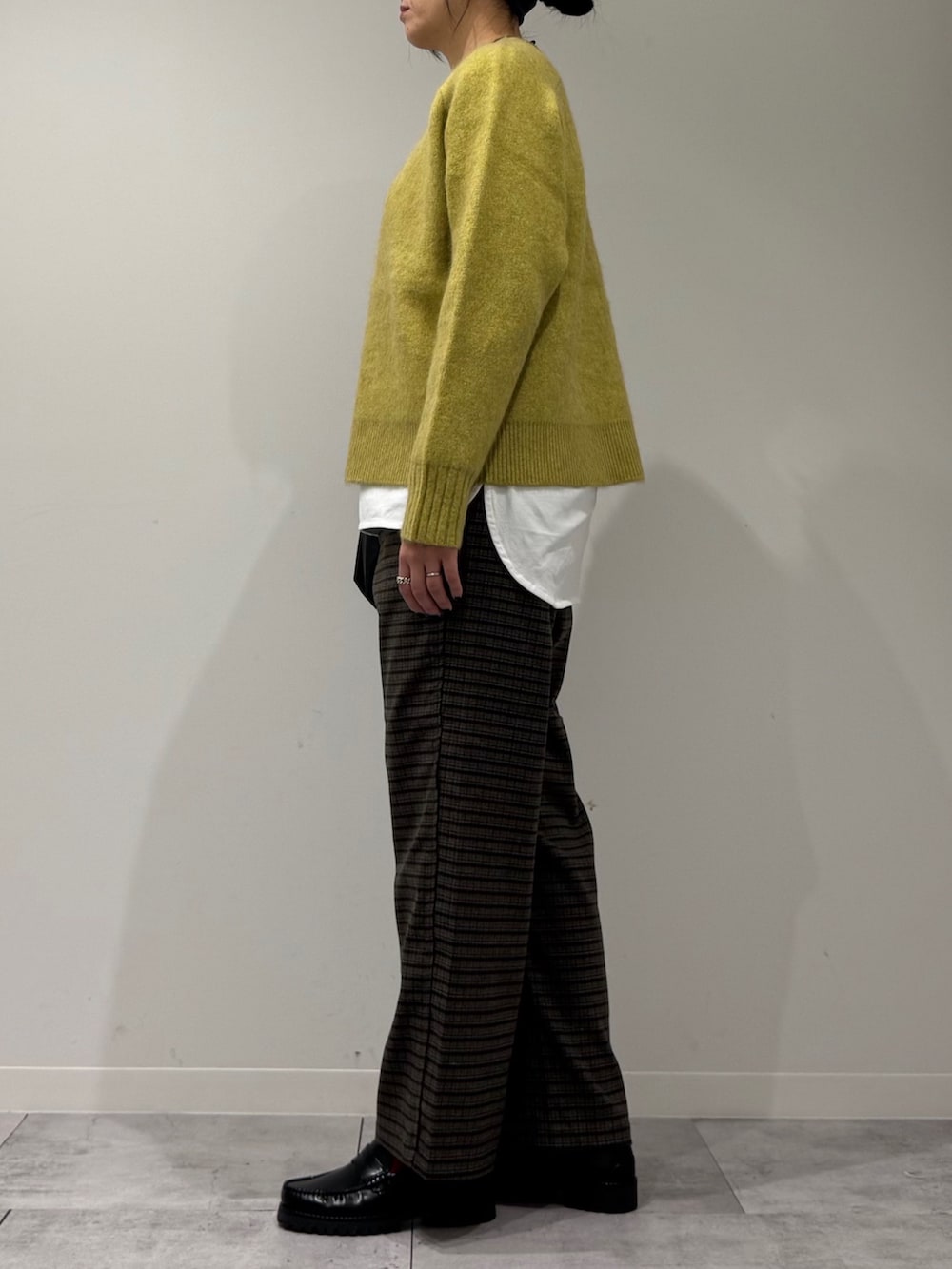 ブラック系のトートバッグ、ブラウン系のその他パンツ、ブラック系のローファーを着用したレディースの冬コーディネートの5枚目の写真