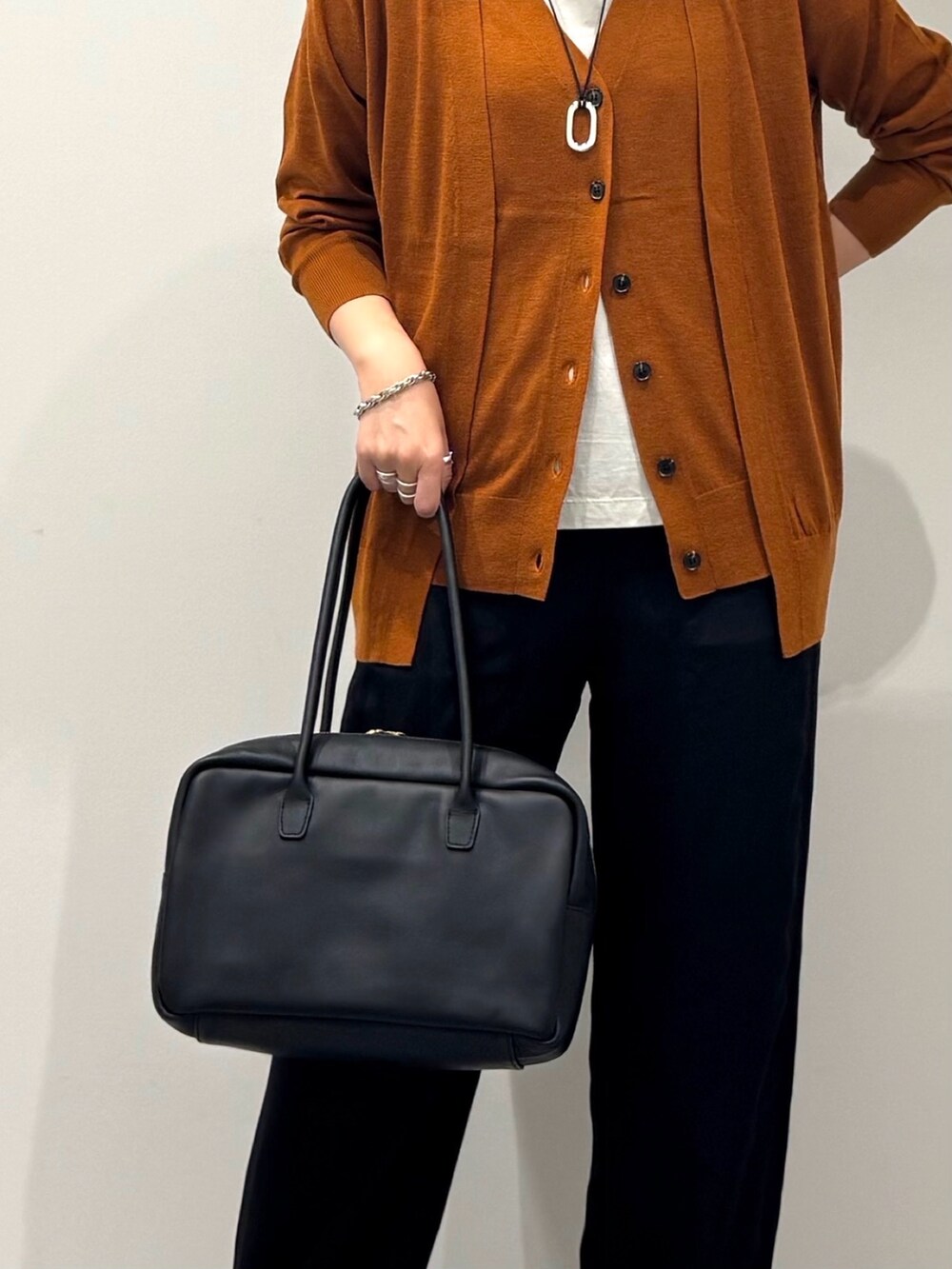 ブラック系のその他パンツ、ブラウン系のカーディガン/ボレロ、グレー系のTシャツ/カットソーを着用したレディースの秋コーディネートの8枚目の写真