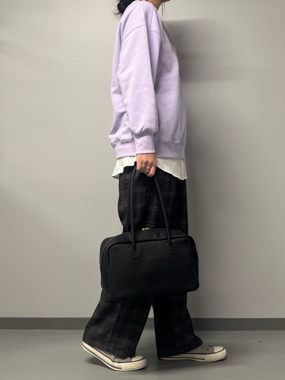 パープル系のスウェット、ブラック系のボストンバッグ、ブラウン系のその他パンツを着用したレディースの冬コーディネートの5枚目の写真