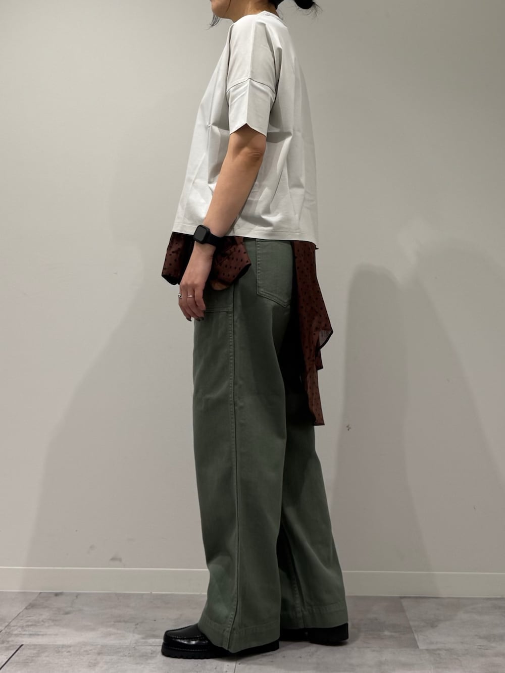 シルバー系のかごバッグ、ブラック系のローファー、ブラウン系のシャツ/ブラウスを着用したレディースの春コーディネートの5枚目の写真