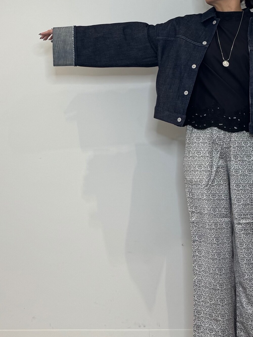 ブルー系のデニムジャケット、ブラック系のシャツ/ブラウス、ブラック系のその他パンツを着用したレディースの春コーディネートの7枚目の写真