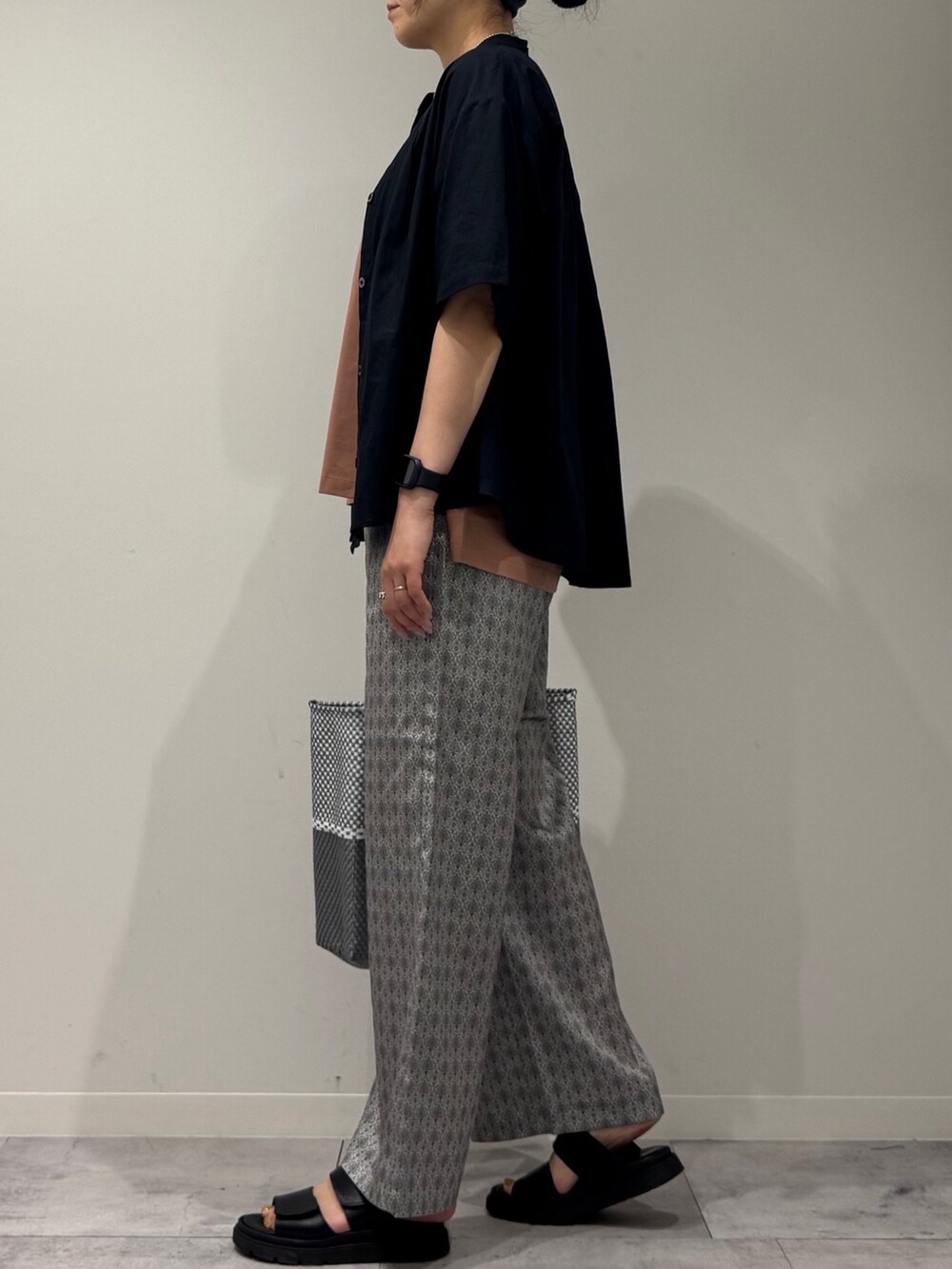 ピンク系のTシャツ/カットソー、シルバー系のかごバッグ、ベージュ系のその他パンツを着用したレディースの春コーディネートの6枚目の写真