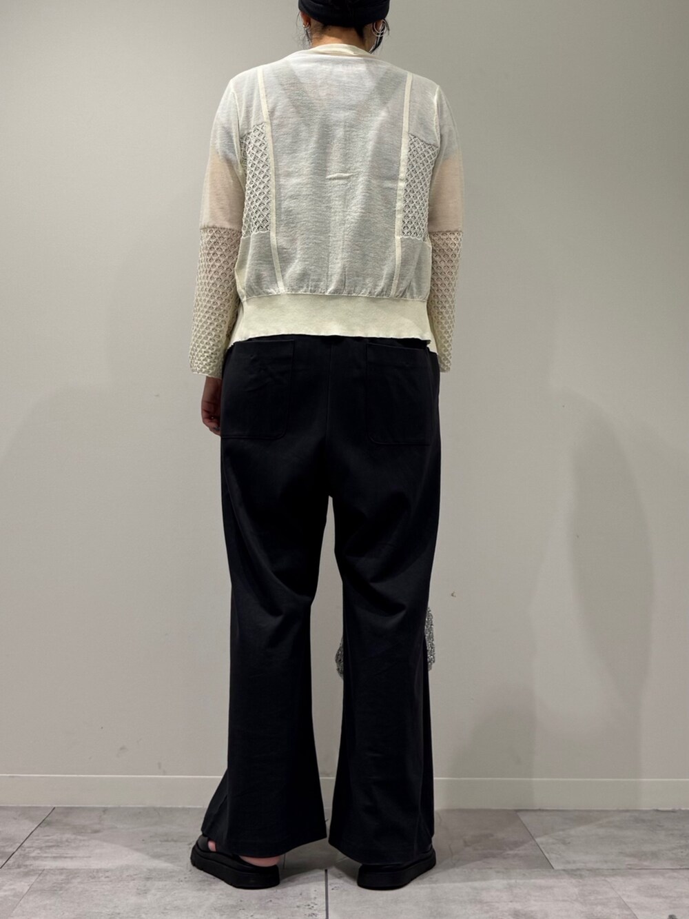 シルバー系のかごバッグ、グレー系のサロペット/オーバーオール、ブラック系のサンダルを着用したレディースの秋コーディネートの3枚目の写真