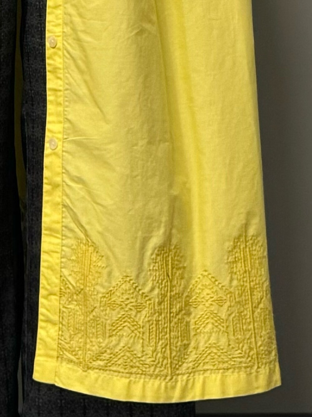 イエロー系のワンピース、ホワイト系のTシャツ/カットソー、ブルー系のその他パンツを着用したレディースの夏コーディネートの6枚目の写真