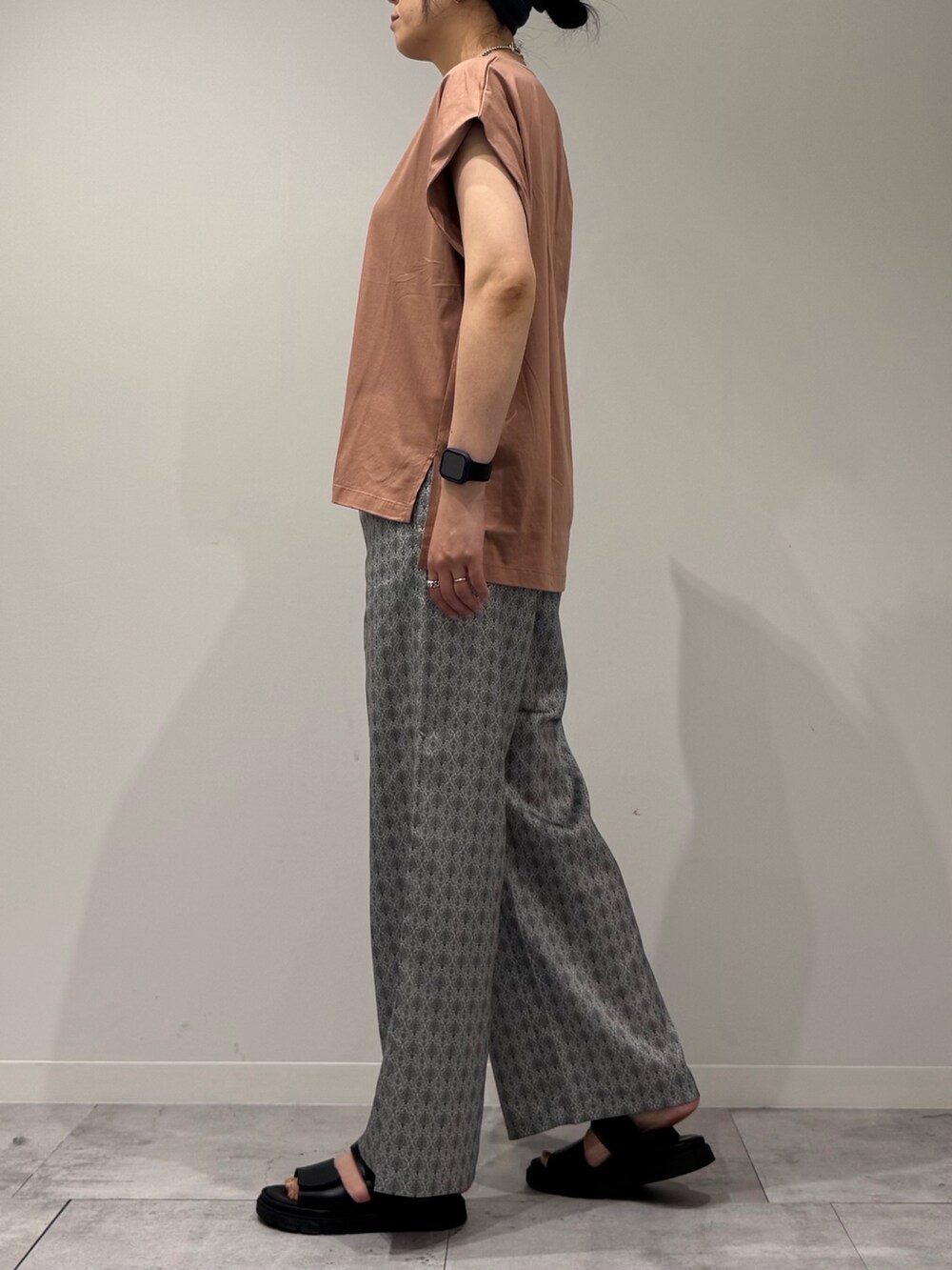 ピンク系のTシャツ/カットソー、シルバー系のかごバッグ、ベージュ系のその他パンツを着用したレディースの夏コーディネートの6枚目の写真