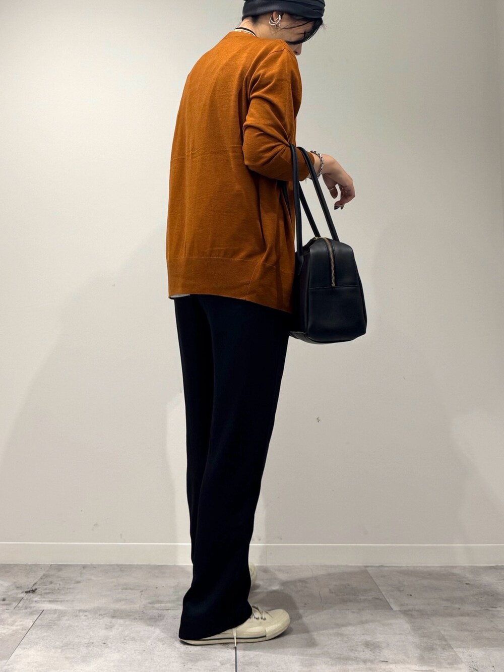 ブラック系のその他パンツ、ブラウン系のカーディガン/ボレロ、グレー系のTシャツ/カットソーを着用したレディースの秋コーディネートの3枚目の写真