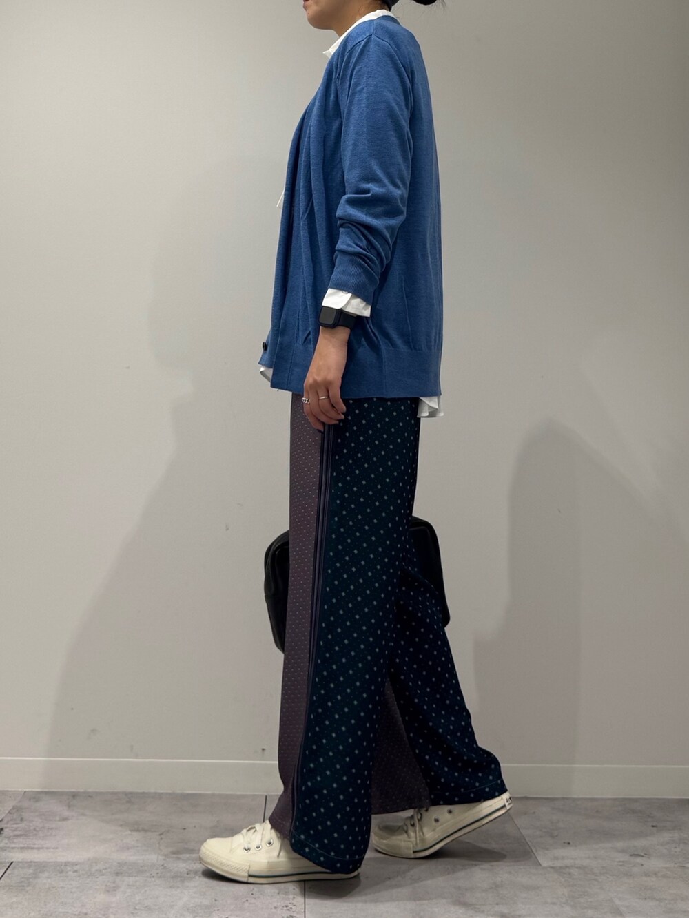 グレー系のその他パンツ、ホワイト系のシャツ/ブラウス、ブルー系のカーディガン/ボレロを着用したレディースの秋コーディネートの5枚目の写真