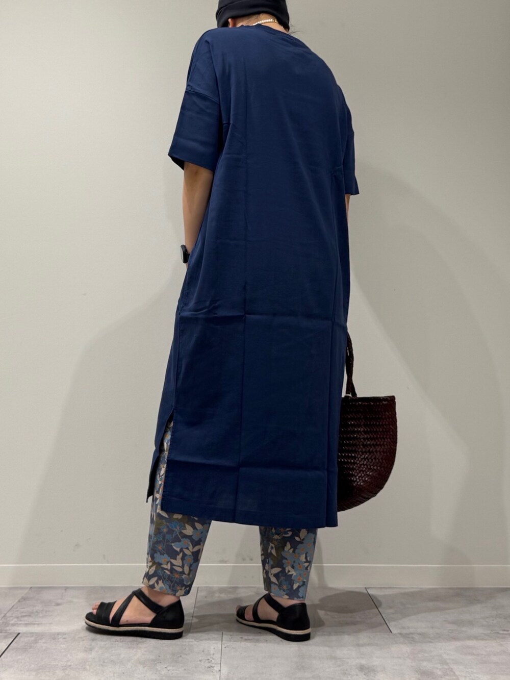 ブラウン系のトートバッグ、ブルー系のその他パンツ、ブラック系のサンダルを着用したレディースの春コーディネートの5枚目の写真