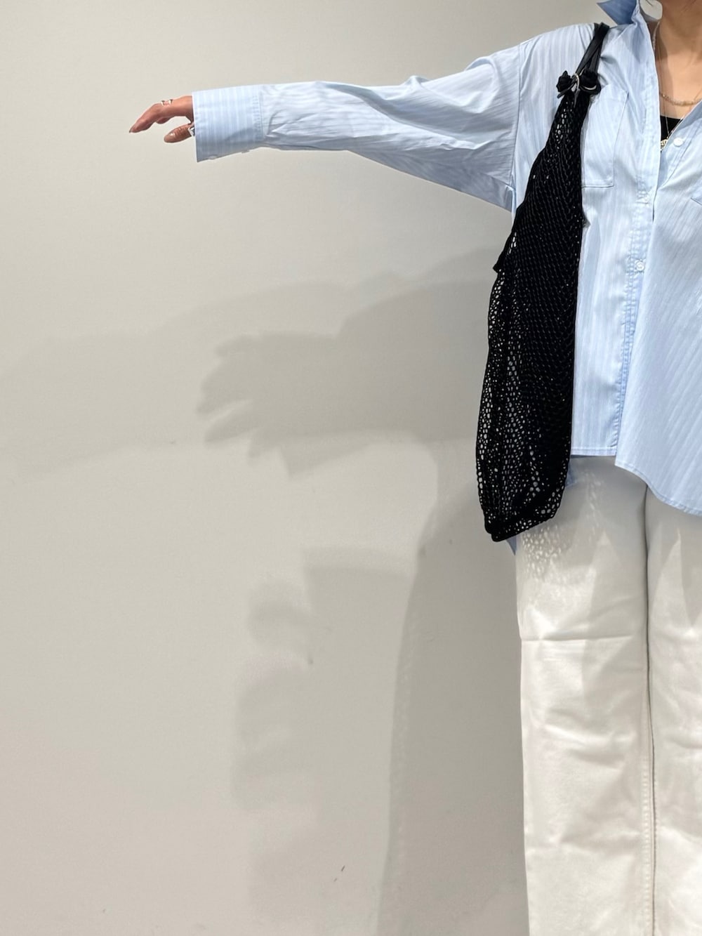 ブルー系のシャツ/ブラウス、ホワイト系のデニムパンツ、ブラック系のサンダルを着用したレディースの夏コーディネートの6枚目の写真
