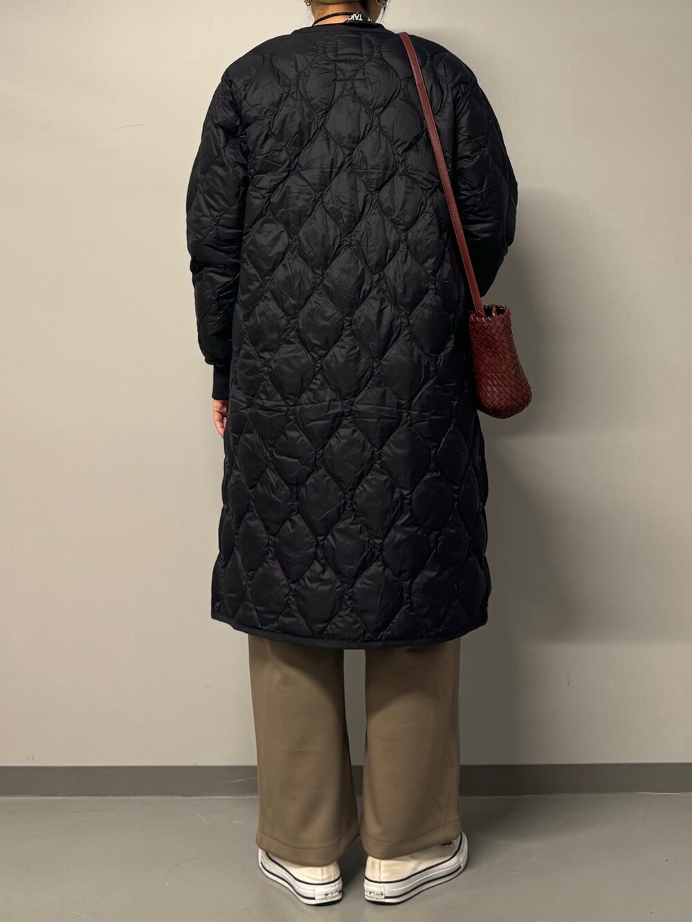 レッド系のショルダーバッグ、ブラウン系のサロペット/オーバーオール、ブラック系のシャツ/ブラウスを着用したレディースの秋コーディネートの2枚目の写真