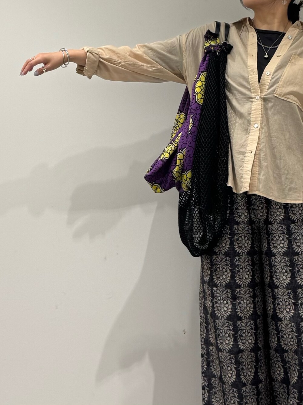 ブラック系のその他パンツ、ブラック系のサンダル、ベージュ系のシャツ/ブラウスを着用したレディースの夏コーディネートの5枚目の写真