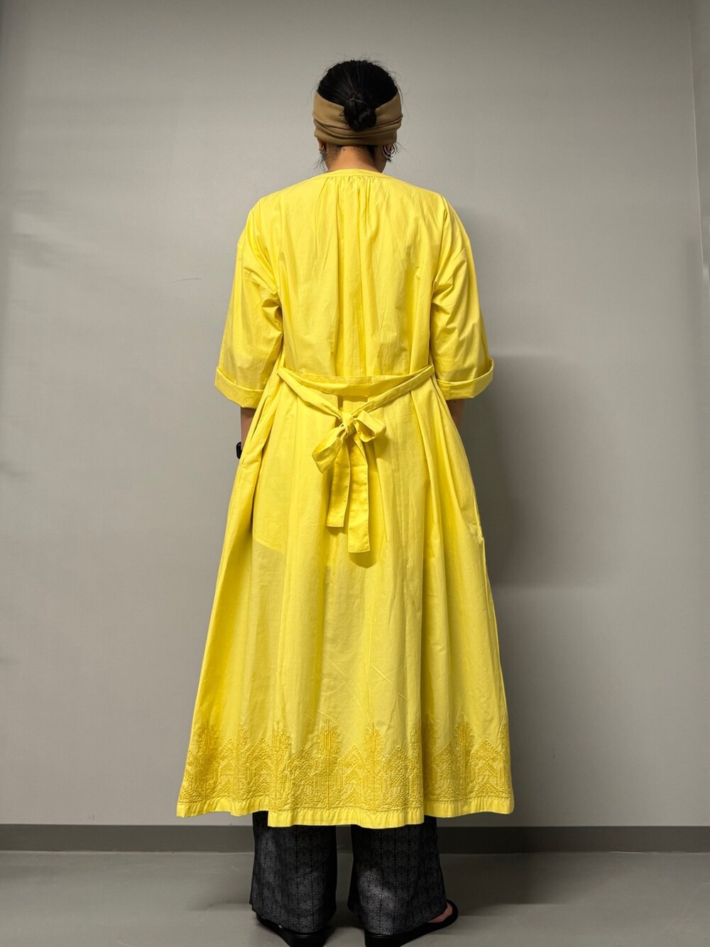 イエロー系のワンピース、ホワイト系のTシャツ/カットソー、ブルー系のその他パンツを着用したレディースの夏コーディネートの2枚目の写真