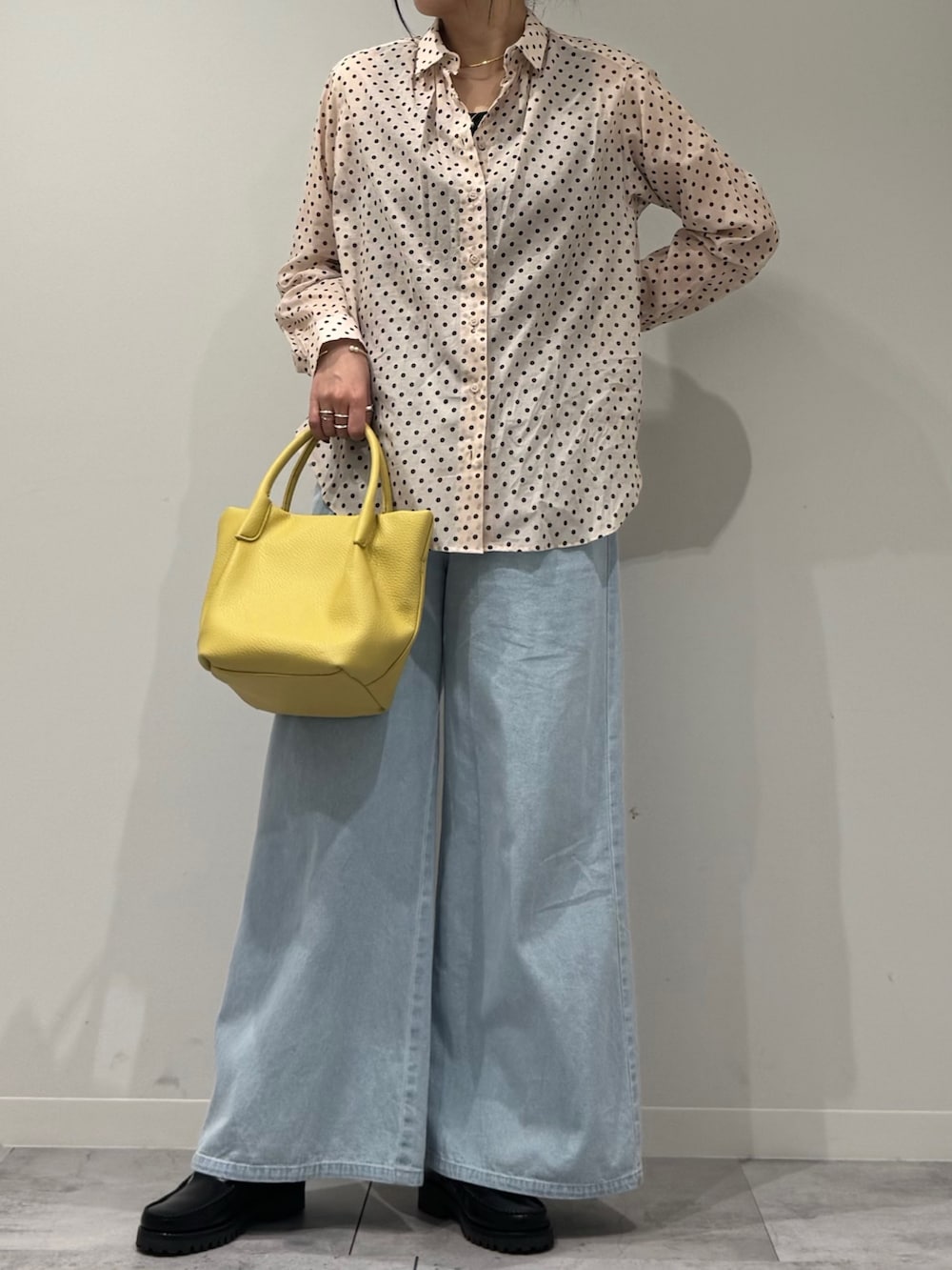 イエロー系のショルダーバッグ、ブルー系のデニムパンツ、ブラック系のローファーを着用したレディースの春コーディネートの8枚目の写真