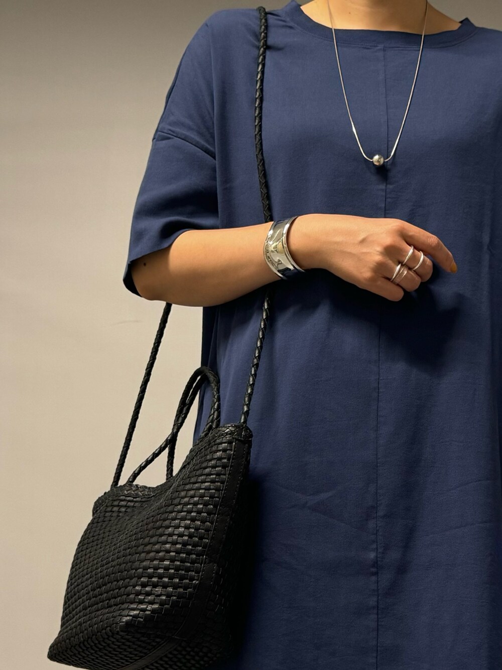 ブルー系のワンピース、ベージュ系のその他パンツ、ブラック系のトートバッグを着用したレディースの夏コーディネートの7枚目の写真