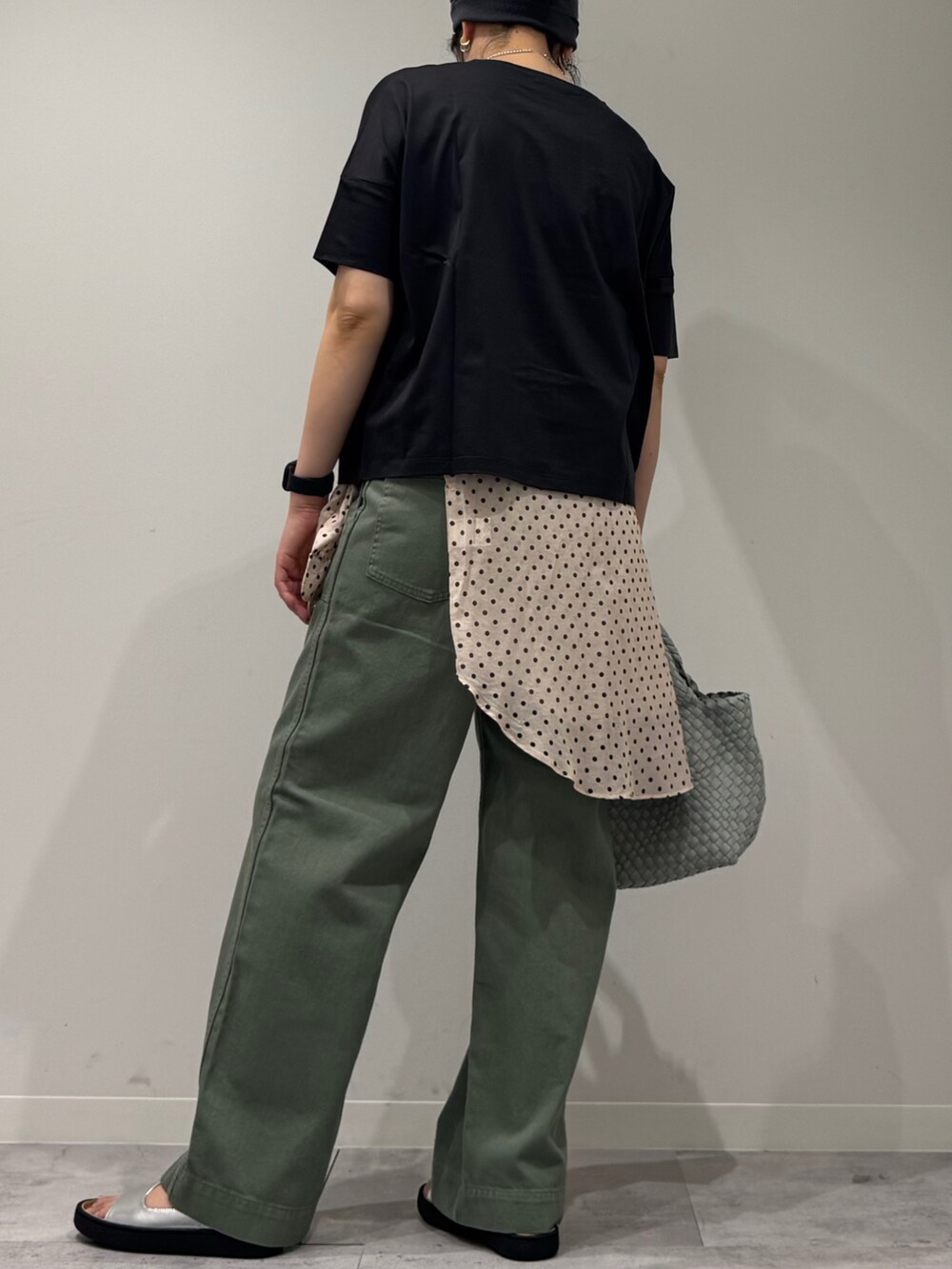 グレー系のトートバッグ、グリーン系のその他パンツ、シルバー系のサンダルを着用したレディースの春コーディネートの4枚目の写真