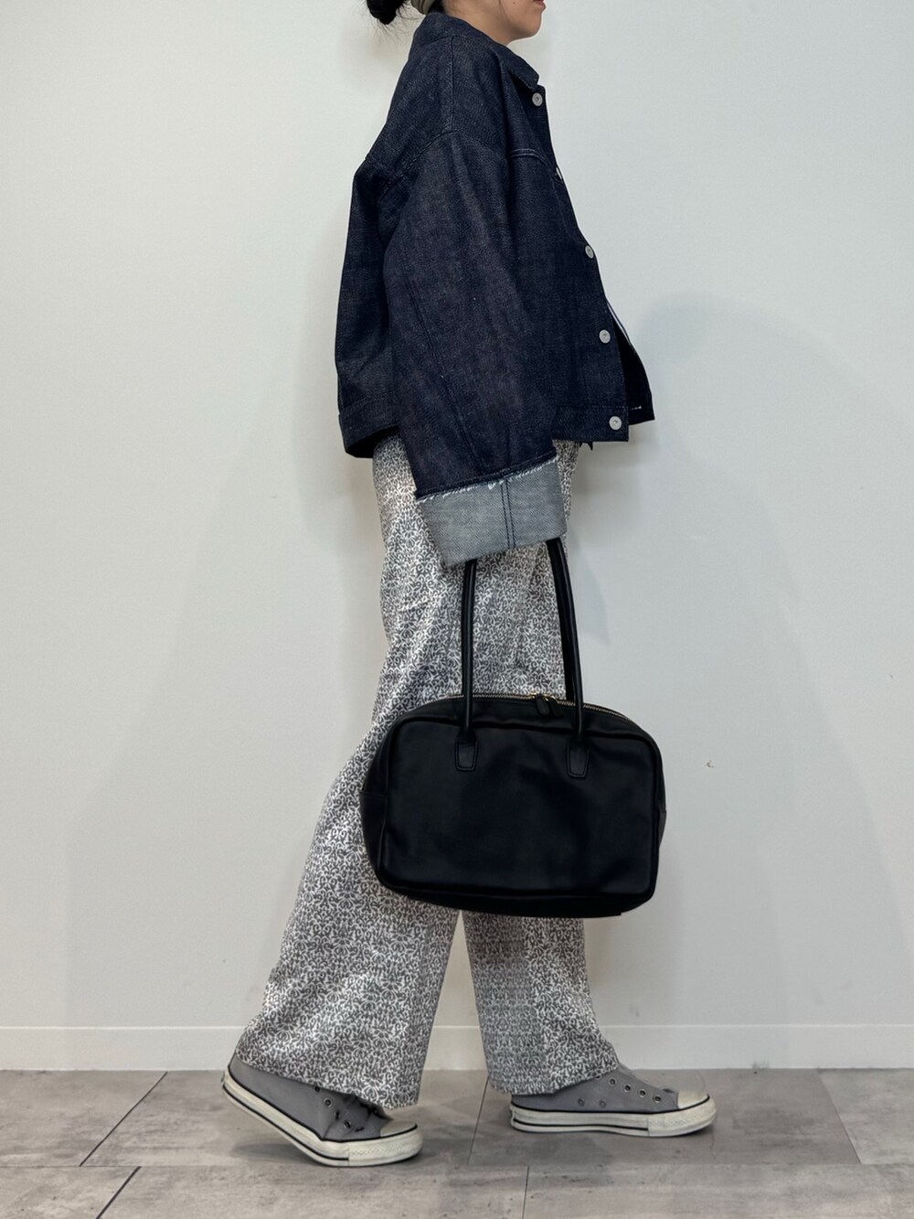 ブルー系のデニムジャケット、ブラック系のシャツ/ブラウス、ブラック系のその他パンツを着用したレディースの春コーディネートの2枚目の写真