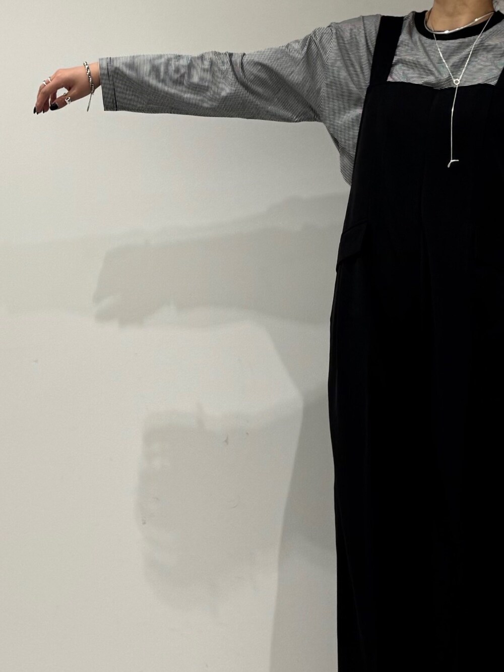 ベージュ系のボストンバッグ、ブラック系のサロペット/オーバーオール、ブラック系のローファーを着用したレディースの春コーディネートの7枚目の写真