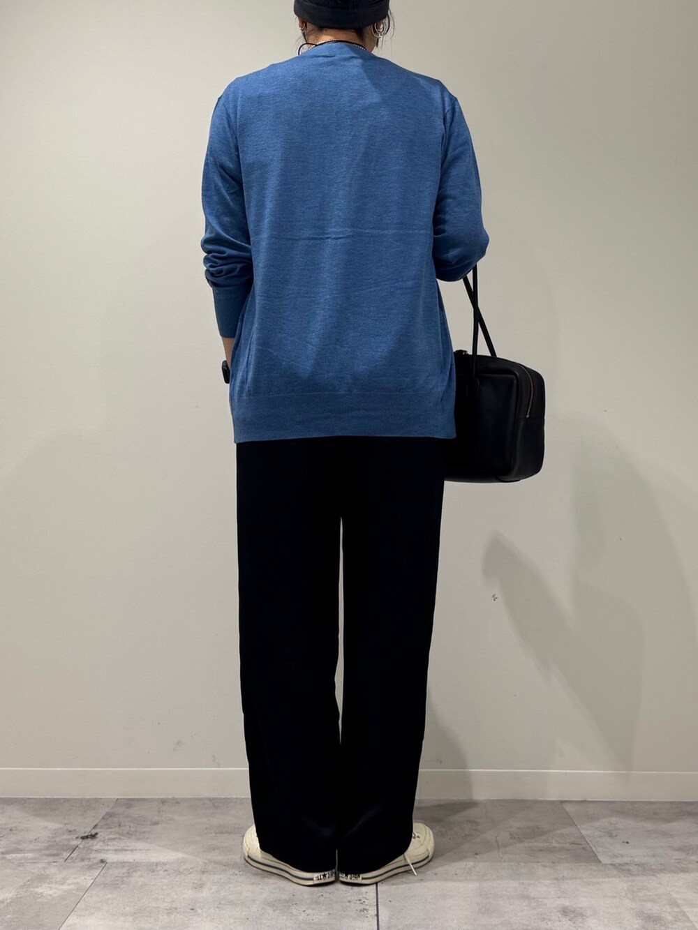 ブラック系のその他パンツ、グレー系のTシャツ/カットソー、ブルー系のカーディガン/ボレロを着用したレディースの秋コーディネートの3枚目の写真