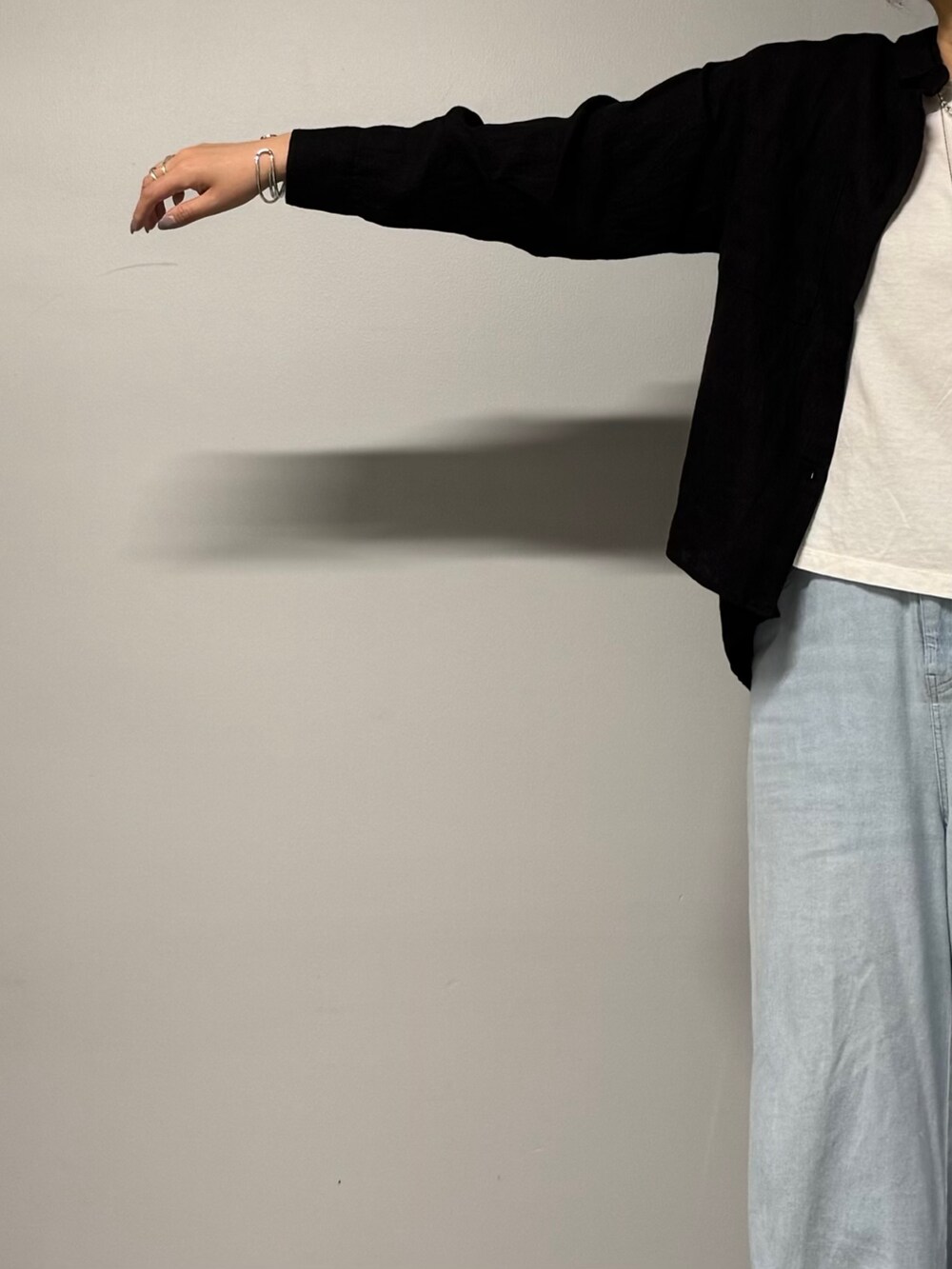 その他のかごバッグ、ブルー系のデニムパンツ、ホワイト系のTシャツ/カットソーを着用したレディースの春コーディネートの7枚目の写真