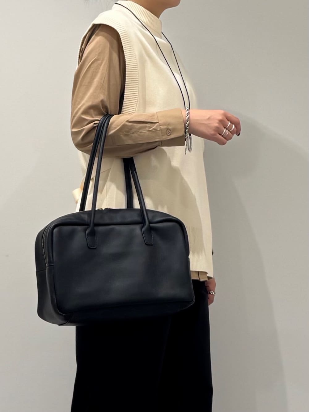 ブラック系のその他パンツ、ホワイト系のベスト、ベージュ系のシャツ/ブラウスを着用したレディースの秋コーディネートの6枚目の写真