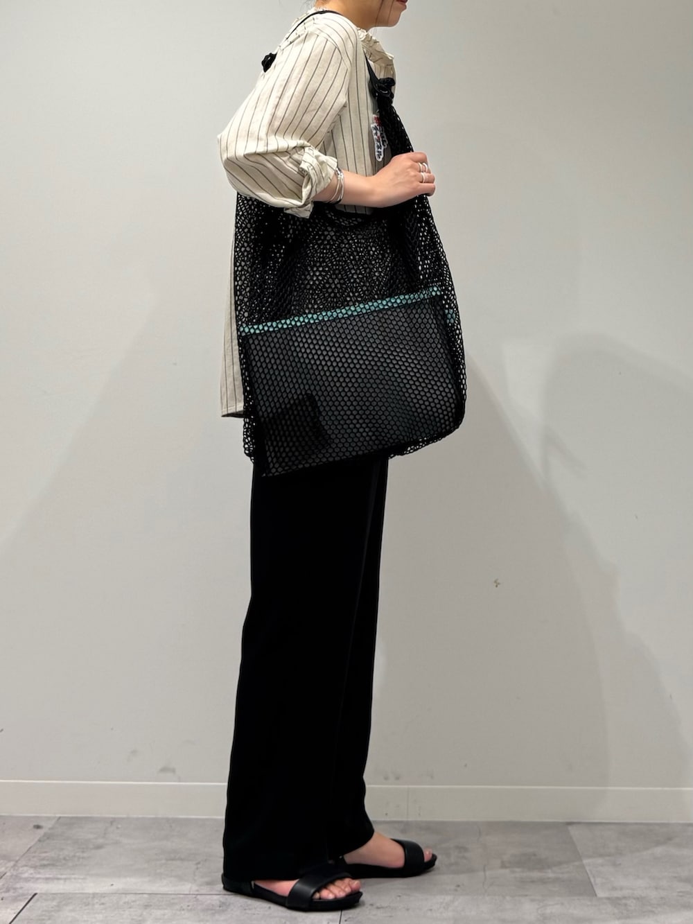 ブラック系のその他パンツ、ブラック系のサンダル、その他のシャツ/ブラウスを着用したレディースの春コーディネートの2枚目の写真
