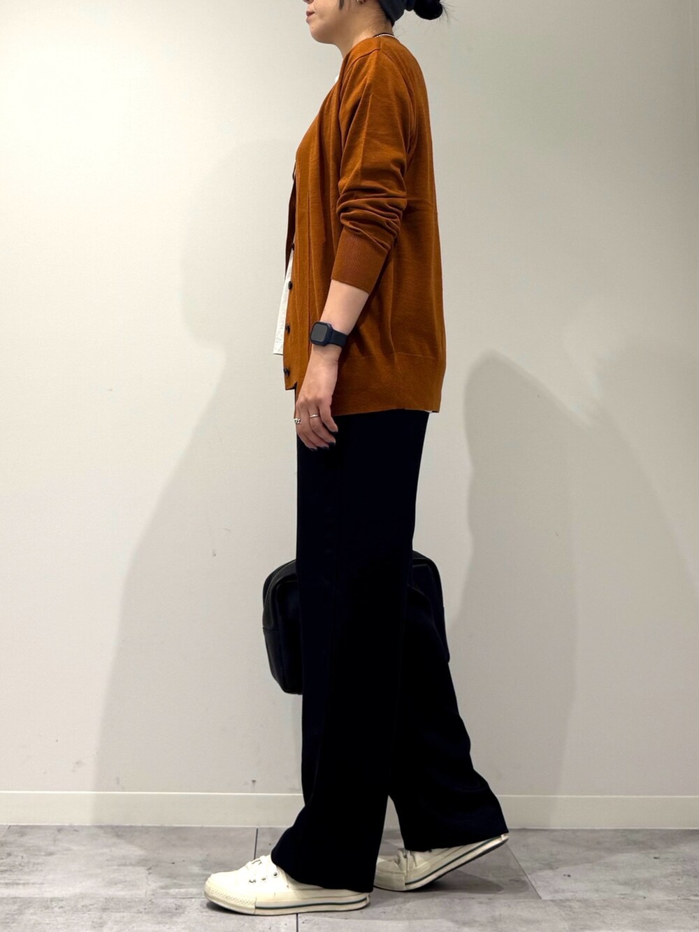ブラック系のその他パンツ、ブラウン系のカーディガン/ボレロ、グレー系のTシャツ/カットソーを着用したレディースの秋コーディネートの6枚目の写真