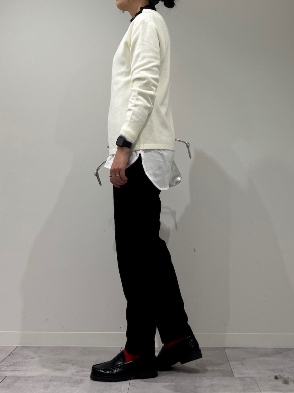 ブラック系のその他パンツ、ブラック系のローファー、シルバー系のショルダーバッグを着用したレディースの春コーディネートの5枚目の写真