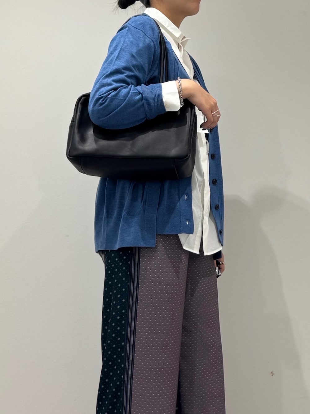 グレー系のその他パンツ、ホワイト系のシャツ/ブラウス、ブルー系のカーディガン/ボレロを着用したレディースの秋コーディネートの7枚目の写真