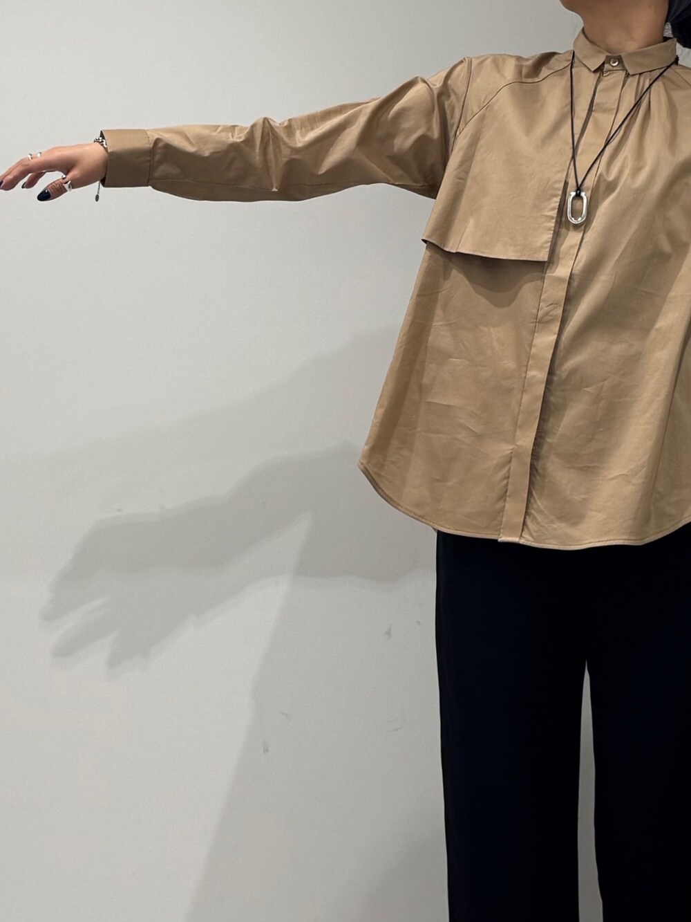 ブルー系のトートバッグ、ベージュ系のシャツ/ブラウス、ブラック系のその他パンツを着用したレディースの秋コーディネートの9枚目の写真