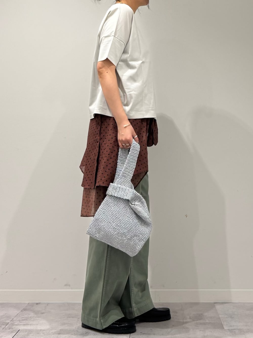 シルバー系のかごバッグ、ブラック系のローファー、ブラウン系のシャツ/ブラウスを着用したレディースの春コーディネートの2枚目の写真