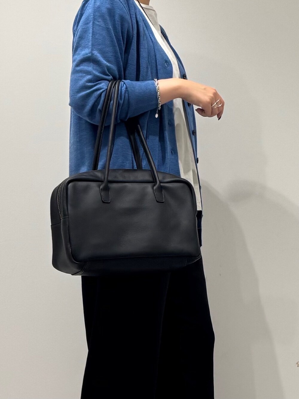 ブラック系のその他パンツ、グレー系のTシャツ/カットソー、ブルー系のカーディガン/ボレロを着用したレディースの秋コーディネートの7枚目の写真