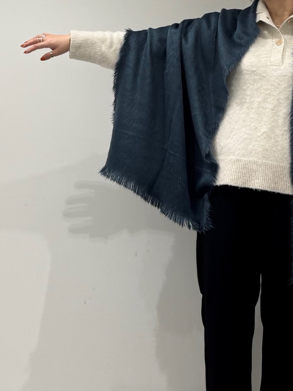 シルバー系のショルダーバッグ、ブラック系のその他パンツ、ブラック系のローファーを着用したレディースの冬コーディネートの6枚目の写真