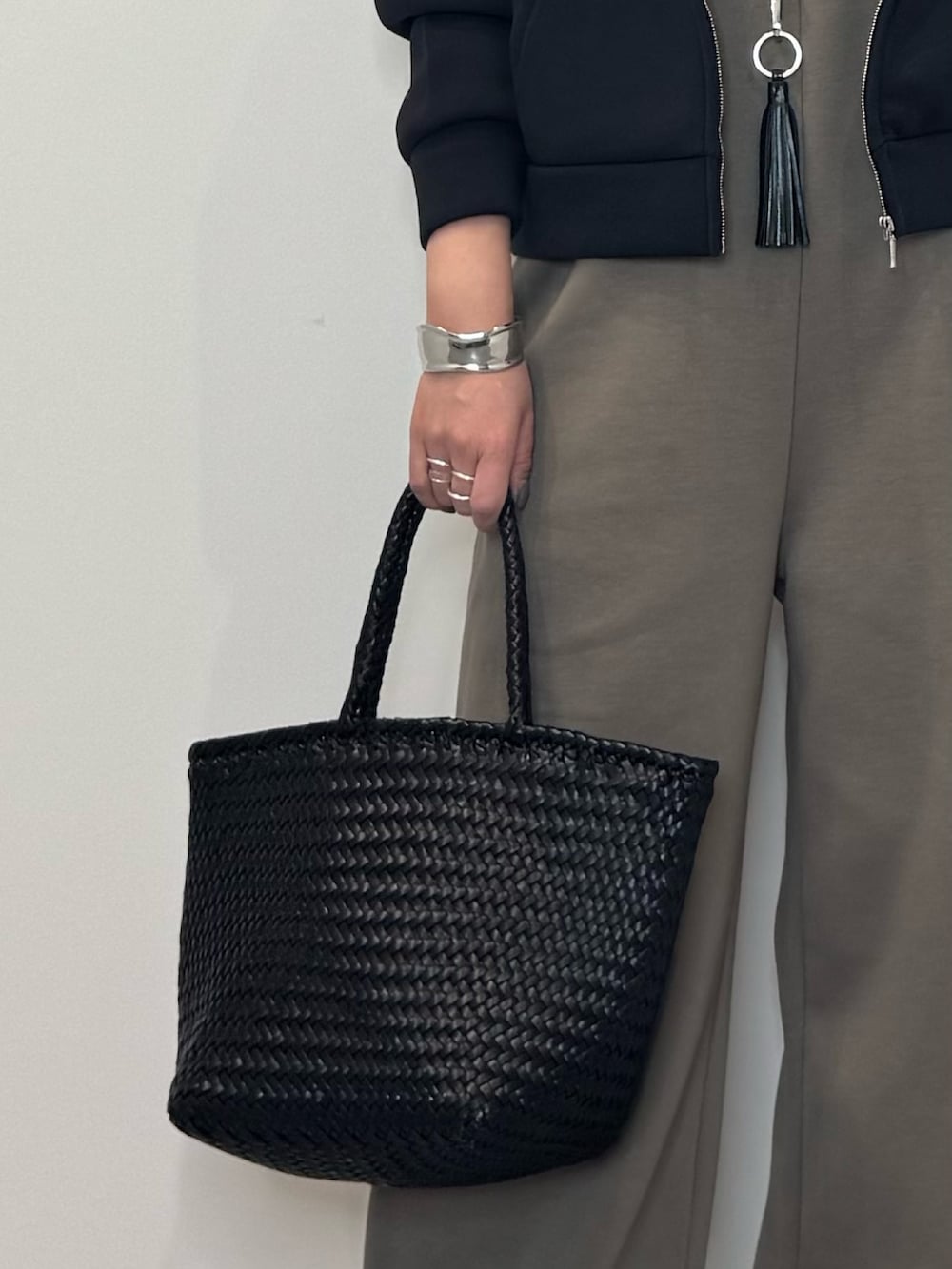 ブラウン系のサロペット/オーバーオール、ブラック系のトートバッグ、ブラック系のTシャツ/カットソーを着用したレディースの冬コーディネートの8枚目の写真