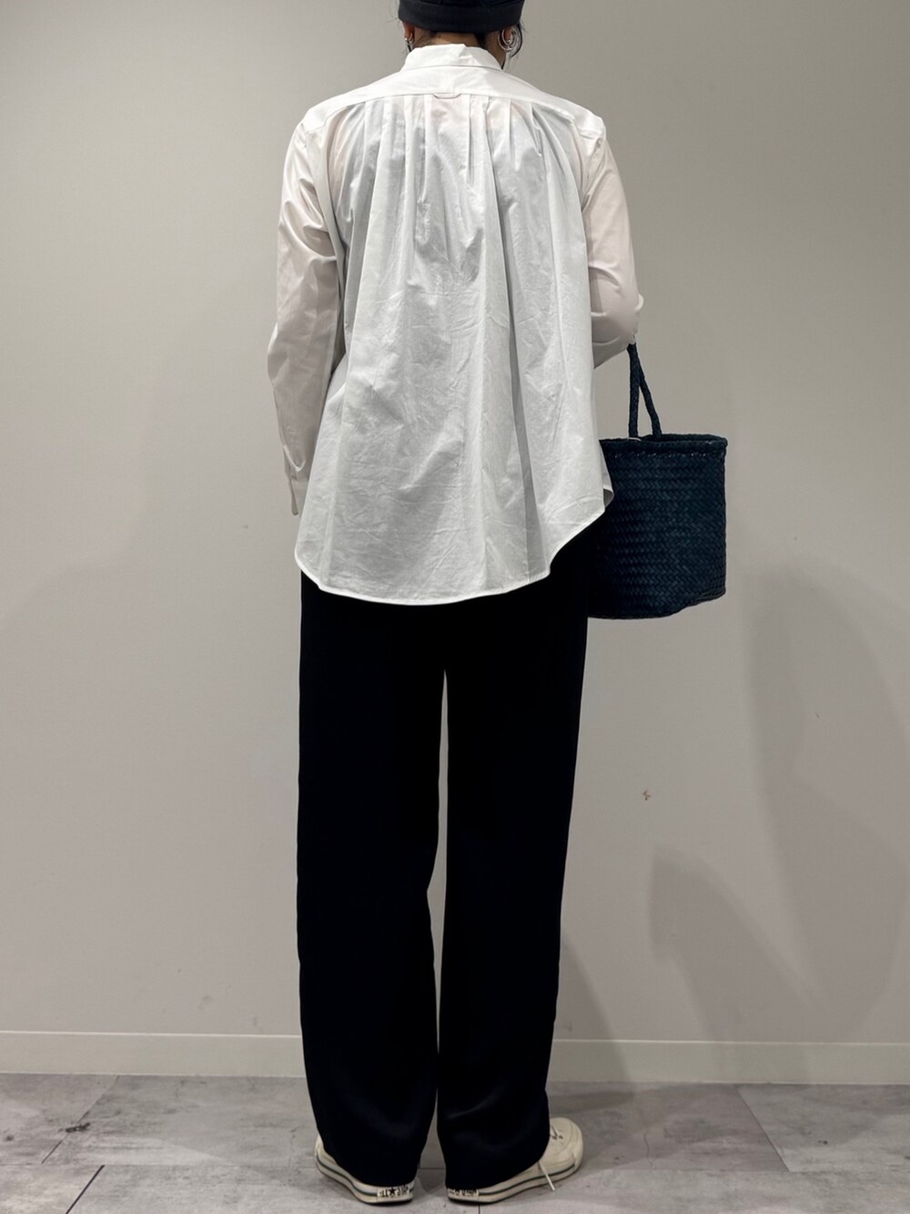 ブルー系のトートバッグ、ブラック系のその他パンツ、ホワイト系のシャツ/ブラウスを着用したレディースの秋コーディネートの3枚目の写真